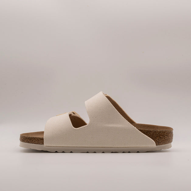 Birkenstock Arizona Rivet Logo vegan sandali eggshell - scarpe di qualità venduta a Milano da Pli-Pla