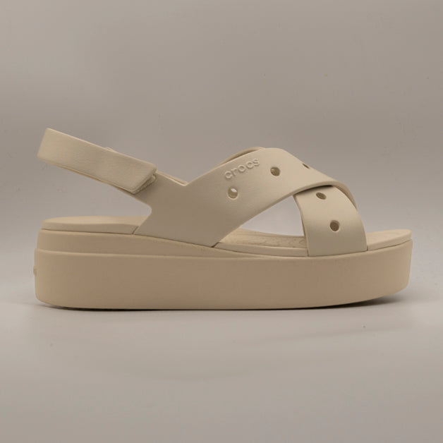 Crocs Brooklyn 4U Cross Strap Sandal – sandalo con fasce incrociate e zeppa LiteRide™ - frappè - scarpe di qualità venduta a Milano da Pli-Pla