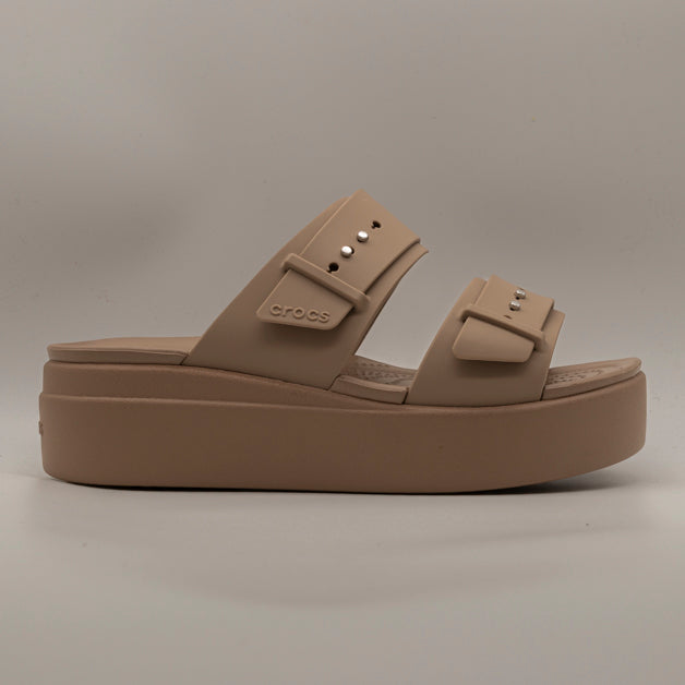Crocs Brooklyn Buckle Sandal Low Wedge W – sandalo con zeppa LiteRide™ e doppia fascia - latte - scarpe di qualità venduta a Milano da Pli-Pla