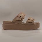 Crocs Brooklyn Buckle Sandal Low Wedge W – sandalo con zeppa LiteRide™ e doppia fascia - latte - scarpe di qualità venduta a Milano da Pli-Pla