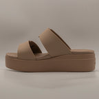 Crocs Brooklyn Buckle Sandal Low Wedge W – sandalo con zeppa LiteRide™ e doppia fascia - latte - scarpe di qualità venduta a Milano da Pli-Pla