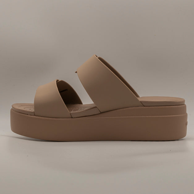 Crocs Brooklyn Buckle Sandal Low Wedge W – sandalo con zeppa LiteRide™ e doppia fascia - latte - scarpe di qualità venduta a Milano da Pli-Pla