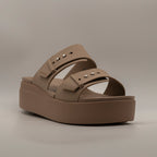 Crocs Brooklyn Buckle Sandal Low Wedge W – sandalo con zeppa LiteRide™ e doppia fascia - latte - scarpe di qualità venduta a Milano da Pli-Pla