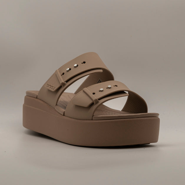Crocs Brooklyn Buckle Sandal Low Wedge W – sandalo con zeppa LiteRide™ e doppia fascia - latte - scarpe di qualità venduta a Milano da Pli-Pla