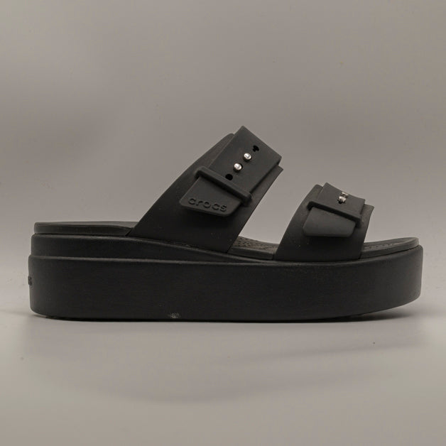 Crocs Brooklyn Buckle Sandal Low Wedge W – sandalo con zeppa LiteRide™ e doppia fascia - nero - scarpe di qualità venduta a Milano da Pli-Pla