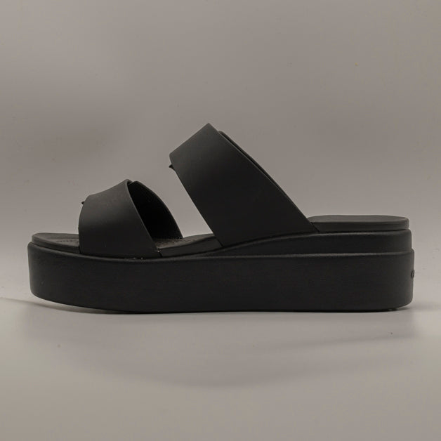 Crocs Brooklyn Buckle Sandal Low Wedge W – sandalo con zeppa LiteRide™ e doppia fascia - nero - scarpe di qualità venduta a Milano da Pli-Pla