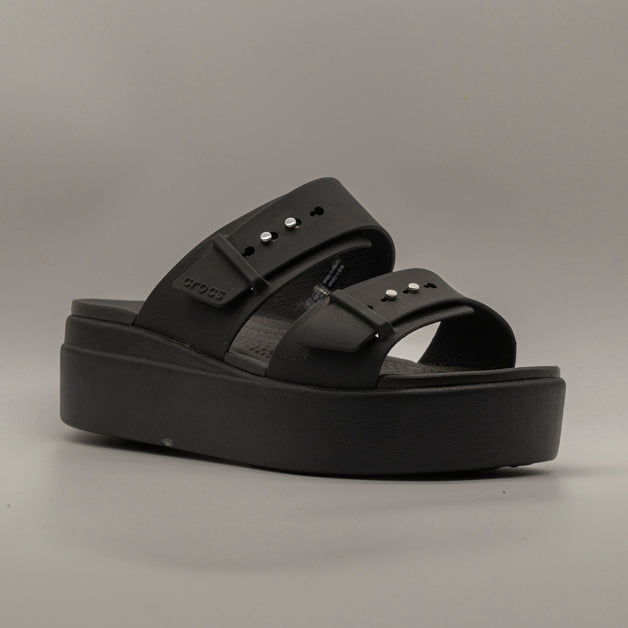 Crocs Brooklyn Buckle Sandal Low Wedge W – sandalo con zeppa LiteRide™ e doppia fascia - nero - scarpe di qualità venduta a Milano da Pli-Pla