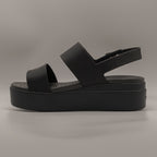 Crocs Brooklyn Low Wedge W – sandalo con zeppa LiteRide™ e doppia fascia - nero - scarpe di qualità venduta a Milano da Pli-Pla