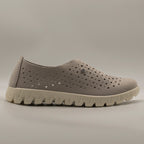 Fly-Flot 65 G13 M8 – Scarpa donna estiva in ecopelle traforata con memory grigio - scarpe di qualità venduta a Milano da Pli-Pla