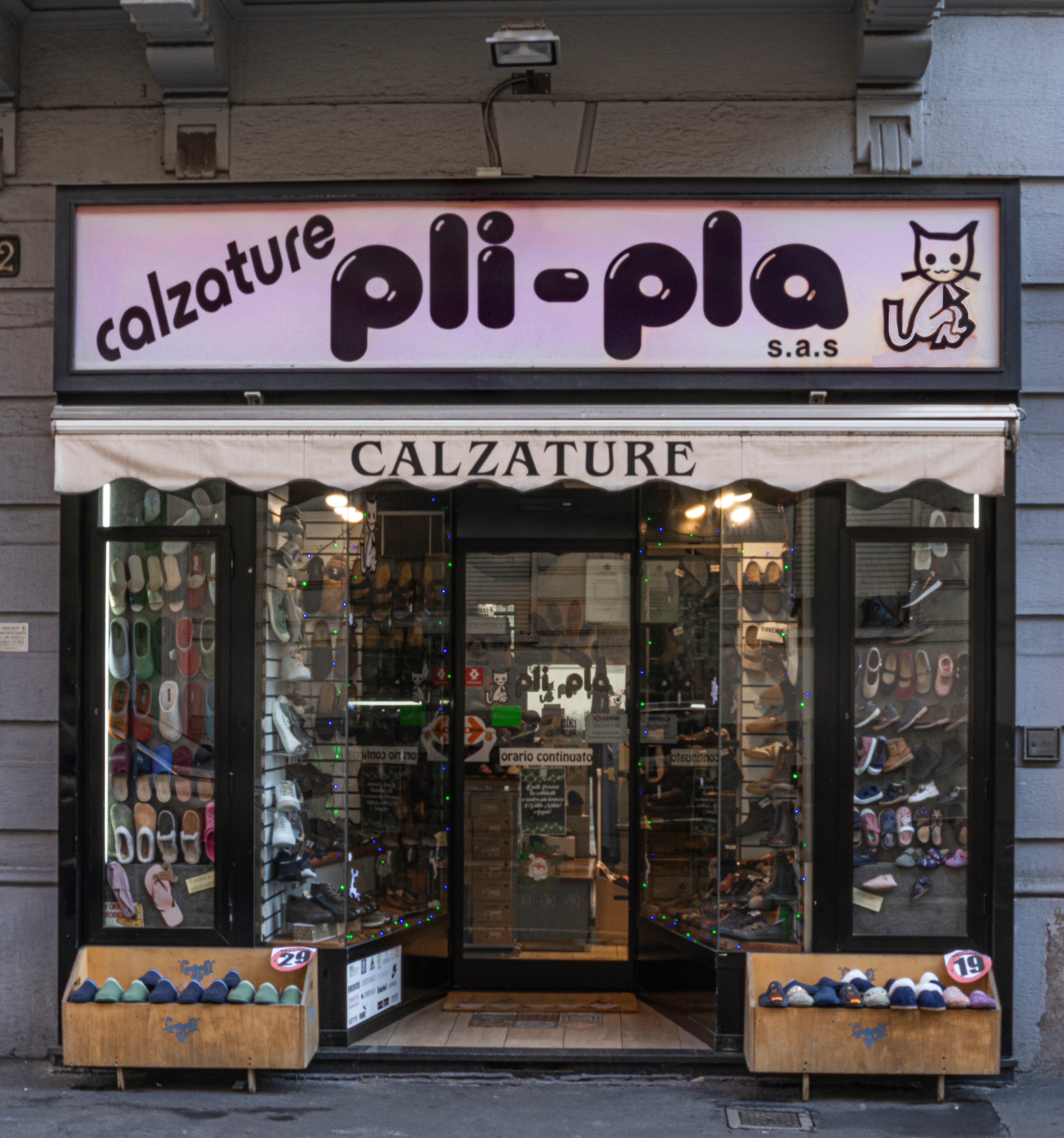 La vetrina del negozio di scarpe Pli-Pla a Milano