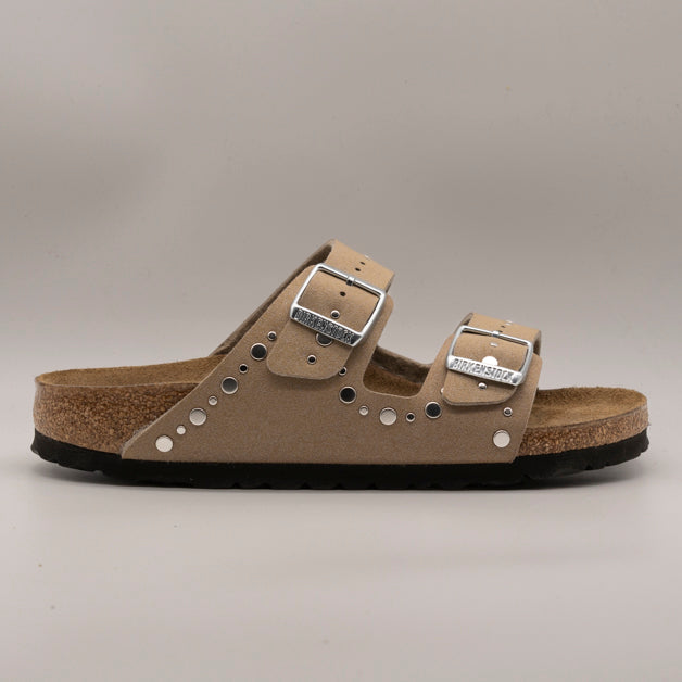 Birkenstock Arizona Rivet Border – sandalo a due cinturini con borchie e plantare anatomico - taupe - scarpe di qualità venduta a Milano da Pli-Pla
