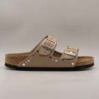 Birkenstock Arizona Rivet Border – sandalo a due cinturini con borchie e plantare anatomico - taupe - scarpe di qualità venduta a Milano da Pli-Pla
