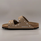 Birkenstock Arizona Rivet Border – sandalo a due cinturini con borchie e plantare anatomico - taupe - scarpe di qualità venduta a Milano da Pli-Pla