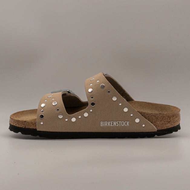 Birkenstock Arizona Rivet Border – sandalo a due cinturini con borchie e plantare anatomico - taupe - scarpe di qualità venduta a Milano da Pli-Pla