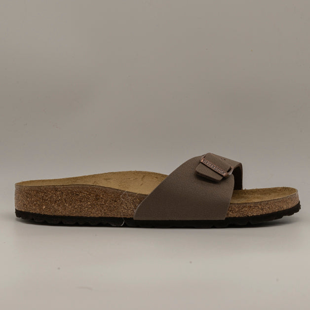 Birkenstock Madrid – Sandali a una fascia con plantare anatomico - mocca - scarpe di qualità venduta a Milano da Pli-Pla