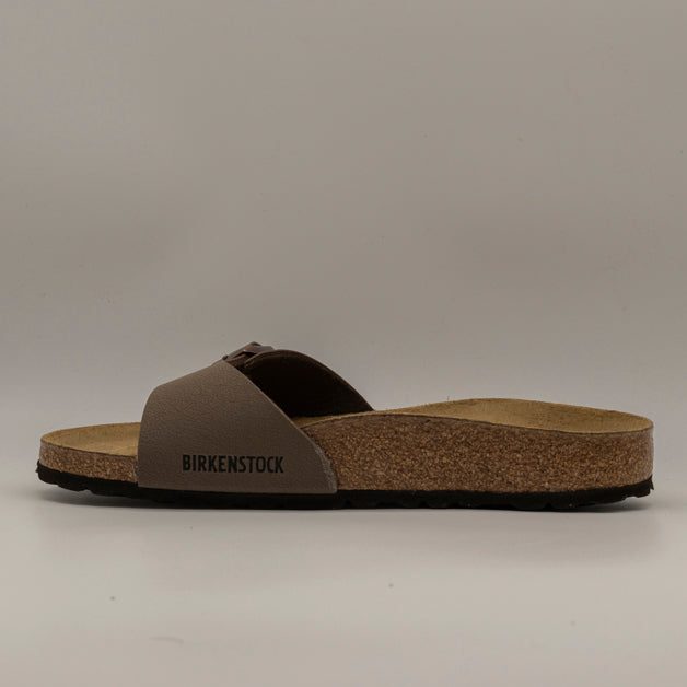 Birkenstock Madrid – Sandali a una fascia con plantare anatomico - mocca - scarpe di qualità venduta a Milano da Pli-Pla