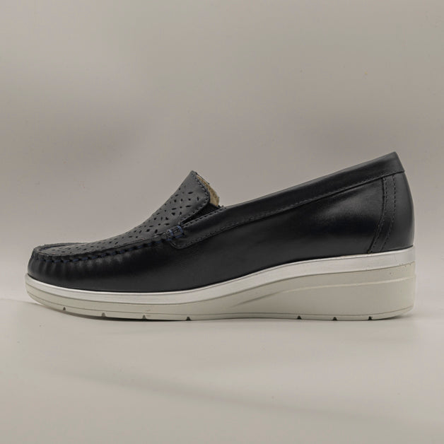 Cinzia Soft IV6621178 – Mocassino donna in pelle traforata con zeppa comfort blu airone - scarpe di qualità venduta a Milano da Pli-Pla