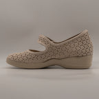 Emma Shoes 26066 – scarpa traforata Mary Jane con zeppa comfort - beige - scarpe di qualità venduta a Milano da Pli-Pla