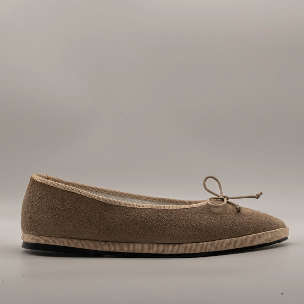 Le Frulline Pli-Pla: l’incontro tra Ballerina e Friulana - camoscio taupe - scarpe di qualità venduta a Milano da Pli-Pla