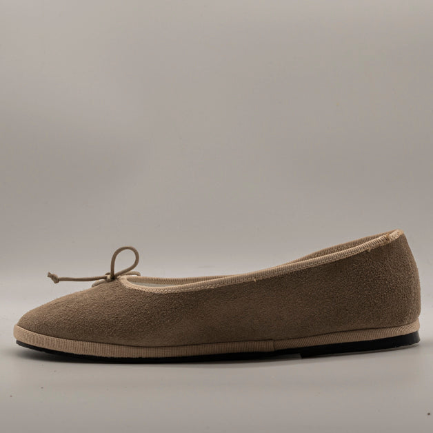 Le Frulline Pli-Pla: l’incontro tra Ballerina e Friulana - camoscio taupe - scarpe di qualità venduta a Milano da Pli-Pla