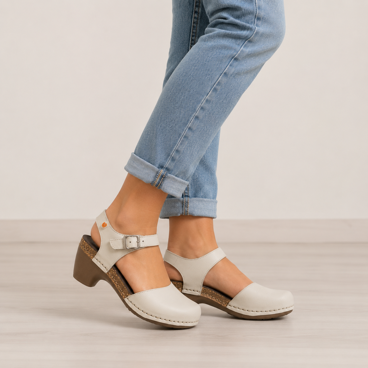 Jungla 7465 – Sandalo donna in pelle nabuk con zeppa e fibbia off white - scarpe di qualità venduta a Milano da Pli-Pla