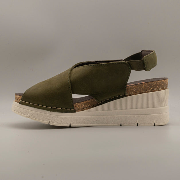 Jungla 8027 – sandalo in pelle nabuk con fasce incrociate e zeppa comfort - verde Prado - scarpe di qualità venduta a Milano da Pli-Pla