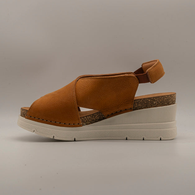 Jungla 8027 – sandalo in pelle nabuk con fasce incrociate e zeppa comfort - arancio zucca - scarpe di qualità venduta a Milano da Pli-Pla
