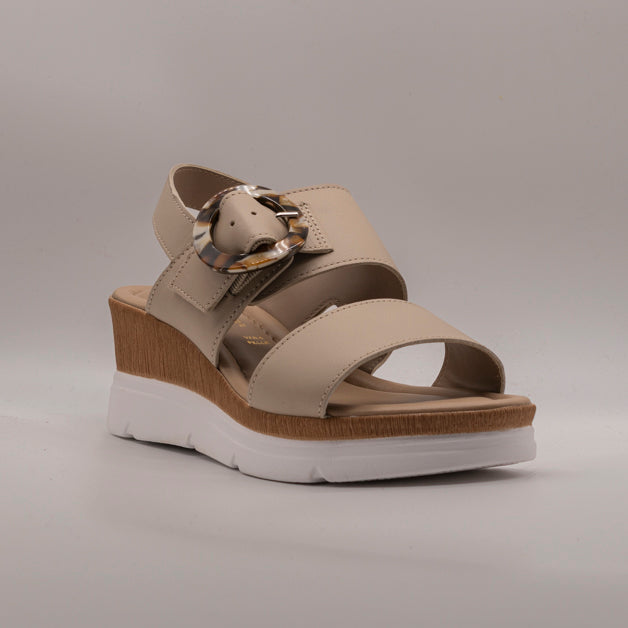 Valleverde 32340 – Sandalo donna in pelle con zeppa comfort e fibbia maxi beige - scarpe di qualità venduta a Milano da Pli-Pla